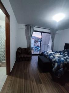 1 dormitorio con cama y vistas a la ciudad en Casa Mechita, en Cusco