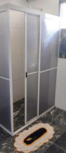 a shower with glass doors in a bathroom at Cabañas Refugio Verde in El Soberbio