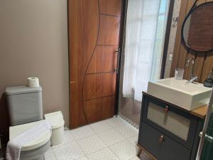 uma casa de banho com um WC, um lavatório e um chuveiro em Chalé 07 com cozinha para até 4 pessoas em Itatiaia