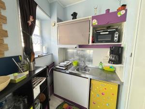 Kuchyň nebo kuchyňský kout v ubytování Studio Centre-ville, 100m Plage, Confort et Praticité - FR-1-197-378 + 3 fotografie