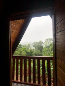 a window in a cabin with a view of a forest at Cabañas Refugio verde in El Soberbio