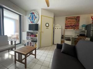 ein Wohnzimmer mit Sofa und Tisch in der Unterkunft Studio Cabine au Port d'Argelès - Loggia, Parking Privé, Ascenseur - FR-1-309-416 in Argelès-sur-Mer