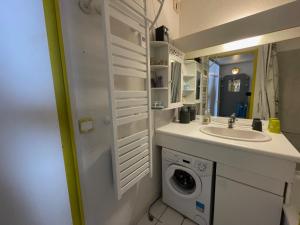 ein Badezimmer mit Waschbecken und Waschmaschine in der Unterkunft Studio Cabine au Port d'Argelès - Loggia, Parking Privé, Ascenseur - FR-1-309-416 in Argelès-sur-Mer
