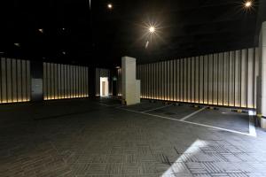 una stanza vuota con luci in un edificio di notte di Hotel Ischia a Yongin