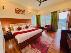 Habitación de hotel con cama y ventana grande en Krishma Guest House en Rajkot