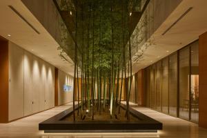 THE KITANO HOTEL TOKYO في طوكيو: شجرة كبيرة في وسط اللوبي