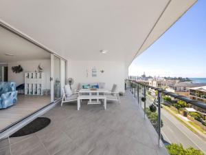un balcone con mobili bianchi e vista sull'oceano di Seabourn Unit 702 Caloundra QLD a Caloundra