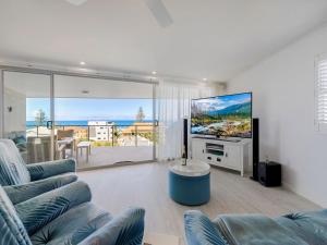 TV a/nebo společenská místnost v ubytování Seabourn Unit 702 Caloundra QLD