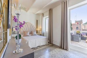 Un dormitorio con una cama y una ventana grande. en Luxury villa next to the beach, en Canet de Mar