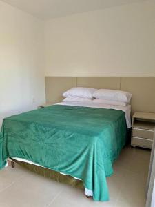 Un pat sau paturi într-o cameră la Praia do Forte - COND ALTO DA ENSEADA - Casa 302