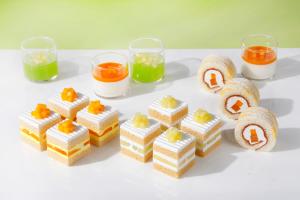 فندق نيو أوتاني طوكيو غاردين تاور في طوكيو: مجموعة من الكعك والسوشي على طاولة