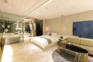 una camera con letto e un bagno con vasca di Hotel Ischia a Yongin