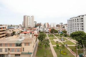 利馬的住宿－LINDA HABITACION PRIVADA EN PUEBLO LIBRE，享有拥有建筑和公园的城市美景