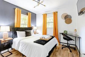 Postel nebo postele na pokoji v ubytování Onyx Oasis - Devils Den - Huge Yard & Pet Friendly - Sleeps 5 + 59 fotografií