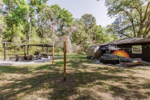 Zahrada ubytování Onyx Oasis - Devils Den - Huge Yard & Pet Friendly - Sleeps 5