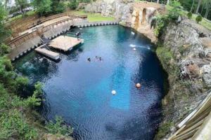 Bazén v ubytování Onyx Oasis - Devils Den - Huge Yard & Pet Friendly - Sleeps 5 nebo v jeho okolí