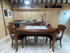 eine Küche mit einem Holztisch und Stühlen in der Unterkunft Stay Moon Charm in Gyeongju