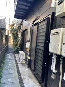 une allée vide avec un bâtiment climatisé dans l'établissement EK House Kamata A, Simple&Stylish, Near Haneda/Shinagawa, one floor, à Tokyo