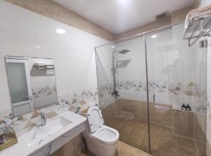 Koupelna v ubytování Văn Minh G Hotel + 9 fotografií