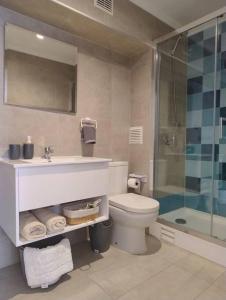 La salle de bains est pourvue d'un lavabo, de toilettes et d'une douche. dans l'établissement Nuevo y Maravilloso Dpto. 44m2, à Los Ángeles
