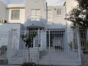 una puerta blanca frente a una casa blanca en Casa de vacaciones Santa Marta! en Santa Marta