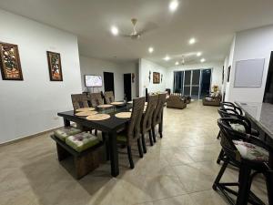 - une salle à manger avec une table et des chaises dans l'établissement Villa Diana-Condominio campestre, à Girardot