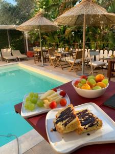 um prato de comida numa mesa ao lado de uma piscina em L'Oasi Di Franco em Villa San Pietro