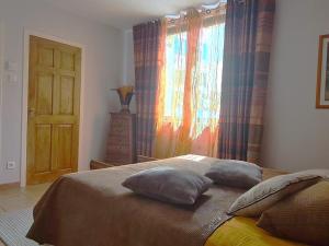 a bedroom with a bed with pillows and a window at Appartement T3 avec Stationnement et Terrasse, Près du Centre de Collioure - FR-1-309-443 in Collioure +7 photos