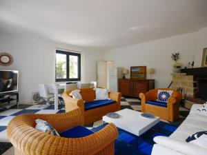 sala de estar con sillas y mesa en Villa Sainte-Maxime, 5 pièces, 9 personnes - FR-1-728-17 en Sainte-Maxime
