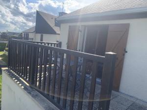 En balkong eller terrass på Appartement Merville-Franceville-Plage, 2 pièces, 4 personnes - FR-1-465-112