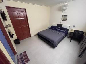 Postel nebo postele na pokoji v ubytování Ikhlas Roomstay