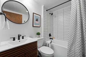 Vannituba majutusasutuses Escape to Sugar Chalet: The Rustic Modern Retreat +23 fotot