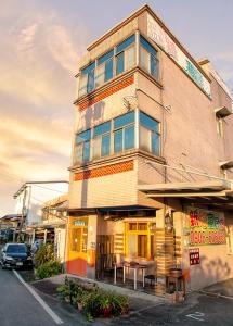 a building on the corner of a street at New Fox Guest House in Zhuangwei