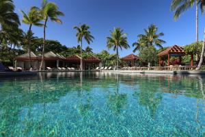 uma piscina num resort com palmeiras em ORCHID VILLA Inviting Fairways 3BR with Bikes and Private Beach Club em Waikoloa