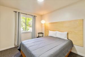 ein Schlafzimmer mit einem großen Bett und einem Fenster in der Unterkunft Private Bedroom Quiet Neighborhood in Ogden