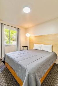 ein großes Bett in einem Zimmer mit Fenster in der Unterkunft Private Bedroom Quiet Neighborhood in Ogden