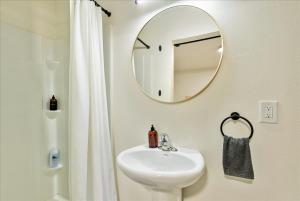 Vonios kambarys apgyvendinimo įstaigoje Private Bedroom Quiet Neighborhood