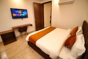 En eller flere senge i et værelse på Sandhu Lodge
