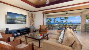 salon z kanapą i stołem w obiekcie OCEAN PALSM VILLA Refined 3BR Waiulaula Home with Stunning Ocean Views w mieście Hapuna Beach