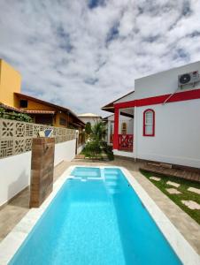 a swimming pool in the backyard of a house at Residencial Olinda de Boipeba in Ilha de Boipeba