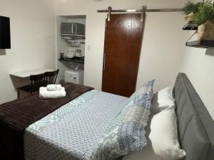 Giường trong phòng chung tại Chalé 02 com mini cozinha no coração de Penedo