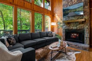 Istumisnurk majutusasutuses Escape to Sugar Chalet: The Rustic Modern Retreat