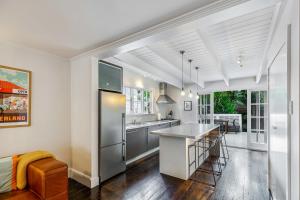 uma cozinha com paredes brancas e um tecto branco em Beautiful Ponsonby Villa em Auckland