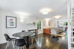 a living room with a table and chairs at Beautiful Ponsonby Villa by Zodiak Stays in Auckland +6 photos
