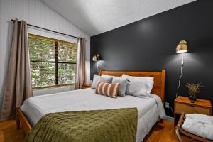 Voodi või voodid majutusasutuse Escape to Sugar Chalet: The Rustic Modern Retreat toas