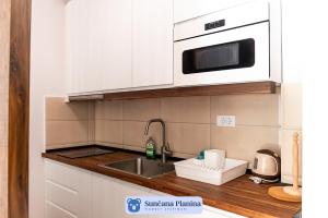 Kjøkken eller kjøkkenkrok på Sunčana Planina - Apartmani Wombat