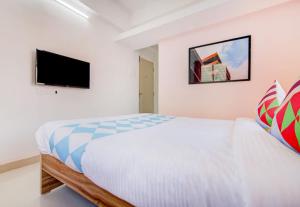Un pat sau paturi într-o cameră la OYO Dhage's Homestay
