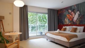 1 dormitorio con cama y ventana grande en CASARICA Aparts en Buenos Aires