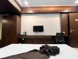 TV a/nebo společenská místnost v ubytování HOTEL PRAJYOT