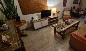 a living room with a television and a coffee table at Departamento ESPEJO in Mendoza